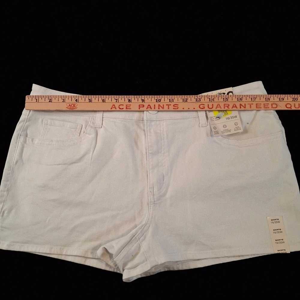 SO Womens Plus Size 16 35W White Stretch Denim High Rise Shorts 2.5" Inseam - Picture 3 of 8